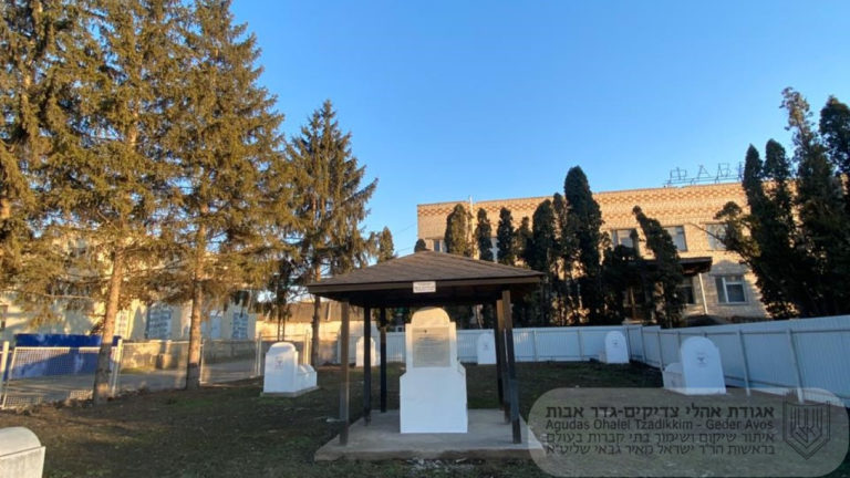 הרב ישראל מאיר גבאי בסיור בשטח בית הכנסת במהלך הבנייה